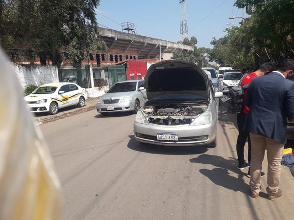 Policía detuvo a tres presuntos ladrones tras verificación de un vehículo - Nacionales - ABC Color