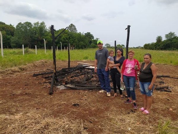 Humilde familia quedó con la ropa puesta luego que el fuego consumiera por completo su vivienda