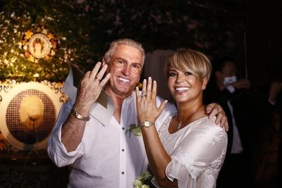 Crónica / Tras 15 años de amor y seis nietos, Elena y Antonio se casaron