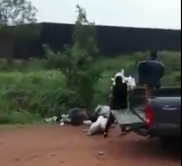 Arrojó basura donde no debía y le devolvieron el "favor"