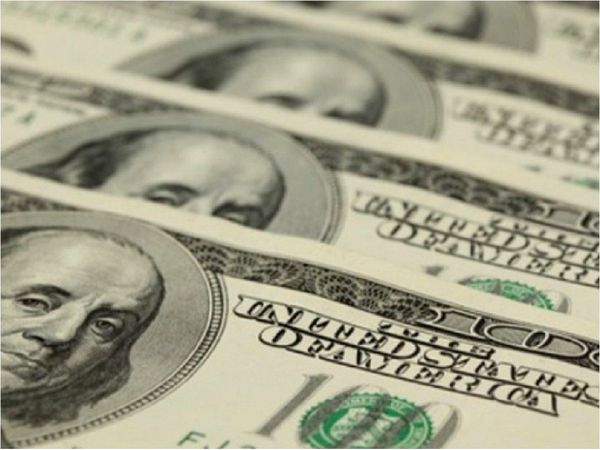 Joven encontró USD 500 en la calle y los devolvió a su dueño