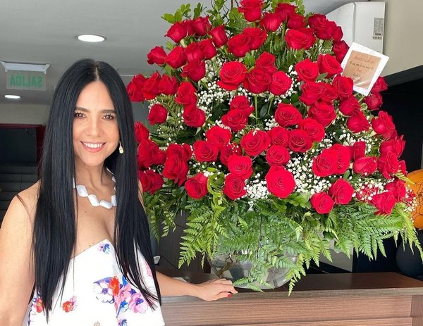 Crónica / “Tío Rolfi” le mandó un feroz ramo de rosas a Norita Rodríguez