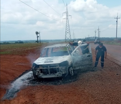 Vehículo se incendia en plena marcha