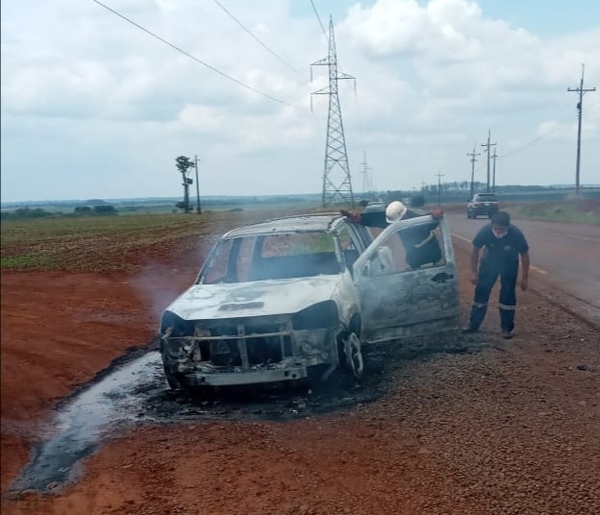 Vehículo se incendia en plena marcha