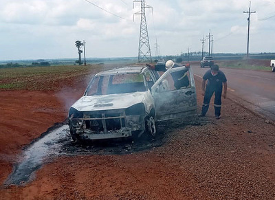 Desperfecto eléctrico causó incendio e hizo cenizas una camioneta 2017
