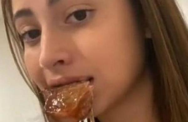 Joven mostró en TikTok cómo cocinar un filete en la tostadora para pan - C9N
