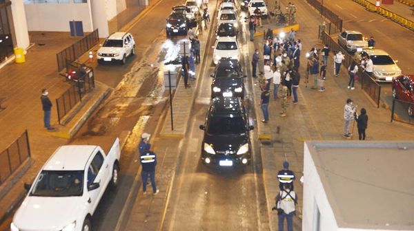 Cancillería en negociaciones para reanudar el transporte terrestre entre Paraguay y Brasil - Nacionales - ABC Color