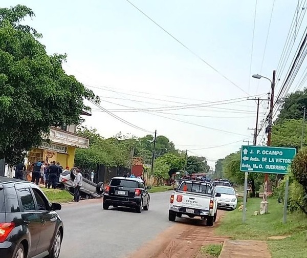 San Isidro: bache causa aparatoso vuelco