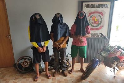 Detienen a tres presuntos motochorros y recuperan moto robada  - ABC en el Este - ABC Color