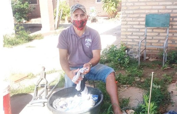 Crónica / El hombre que vive en el aula de una escuela