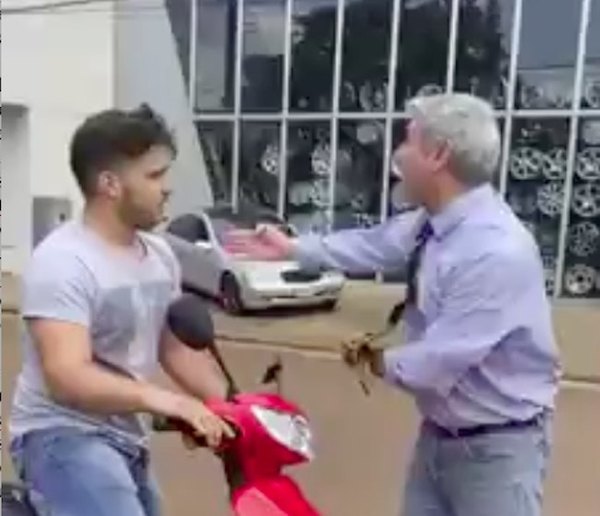 Crónica / Doctor mandó al caraj... y luego pidió disculpas