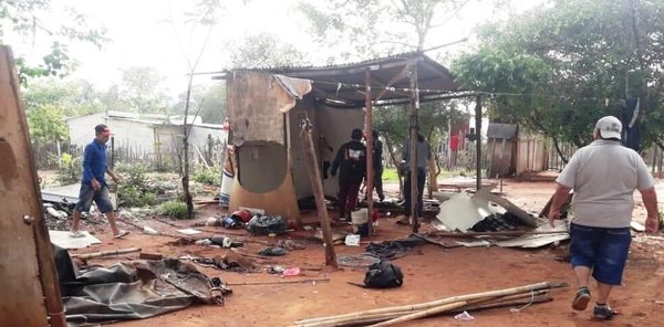 Más de 80 familias desocupan una propiedad privada en Luque