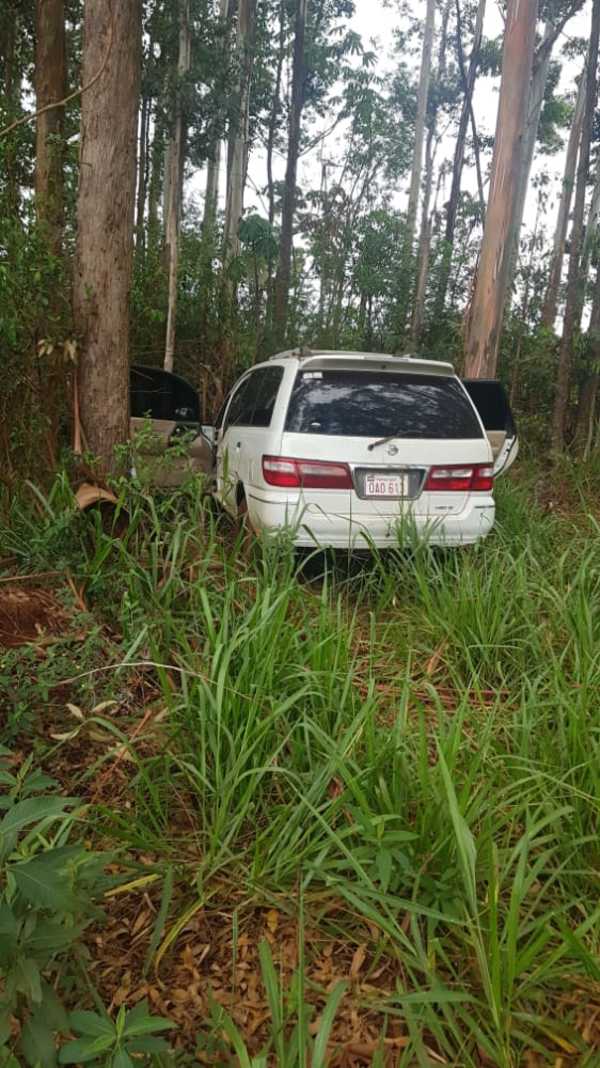 Abandonan camioneta de pareja asesinada