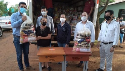Entregan kits de alimentos a escuelas de Repatriación y Juan E. Estigarribia - Noticiero Paraguay