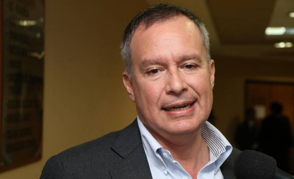 HOY / Negocio del oro: “Alguien mira al cielo mientras pasan caminando los elefantes”