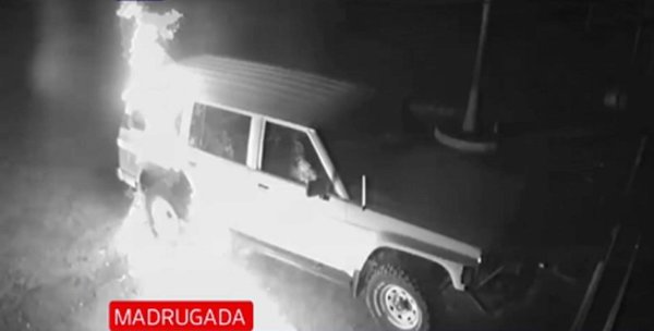 Lanzan bomba contra camioneta de concejal de Ñemby | Noticias Paraguay