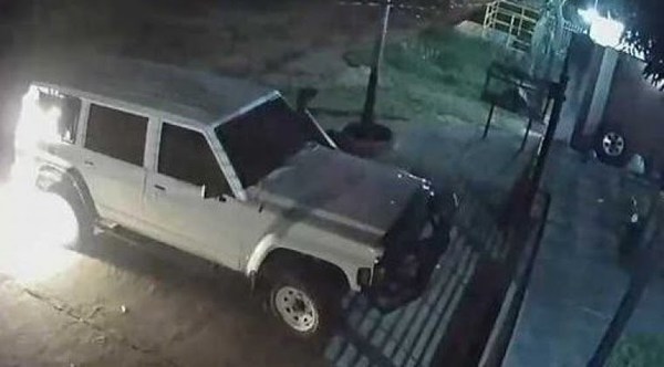 Desconocidos arrojaron bomba molotov contra la camioneta del concejal de Ñemby Javier Osorio