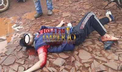 Hombre herido llega a bordo de una motocicleta, se desvanece y cae en plena calle