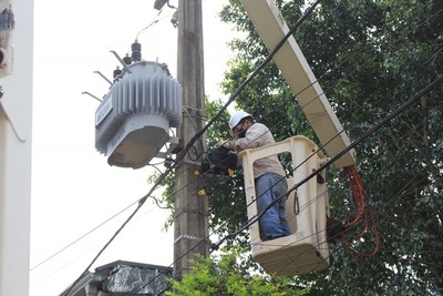 Sigue la tarea de instalación de nuevos transformadores para evitar cortes de luz