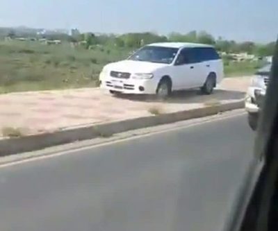 VIDEO: Un loco suelto en la costanera, usó de carril la vereda onda “rápidos y furiosos”