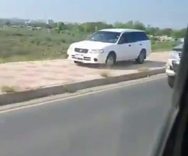 VIDEO: Un loco suelto en la costanera, usó de carril la vereda onda “rápidos y furiosos”