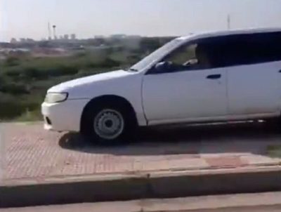 Temerario automovilista conduce sobre vereda de Costanera · Radio Monumental 1080 AM