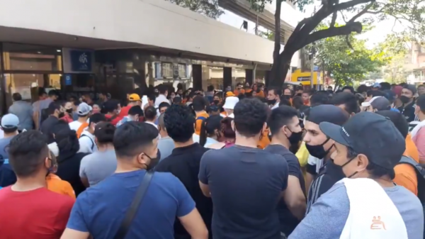 HOY / Empleados del Citymarket exigen cobrar sus salarios
