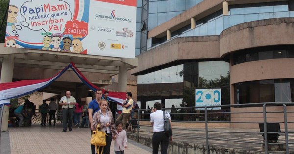 La Nación / Funcionarios del Registro Civil anuncian huelga general para el 25 de noviembre