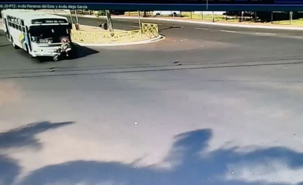 Colectivo cruza semáforo en rojo y provoca accidente fatal