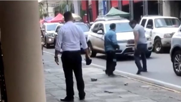 "En la ciudad de la furia" Graban riña en plena calle Palma | Noticias Paraguay