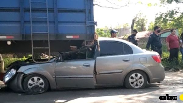 Automóvil se incrusta debajo de un camión y conductor se salva - Nacionales - ABC Color