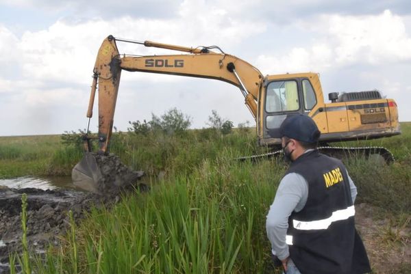 Cierran canales irregulares que desviaban agua del arroyo Yabebyry - Nacionales - ABC Color