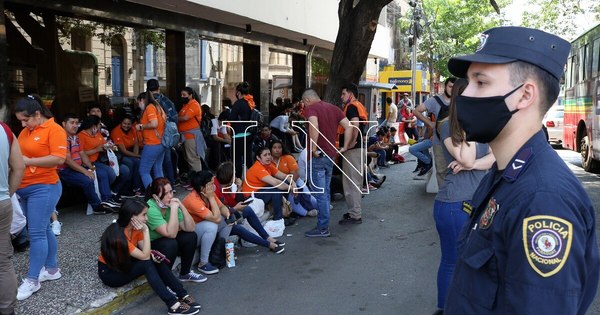 La Nación / Trabajadores de Citymarket exigen pago de salarios y aguinaldo