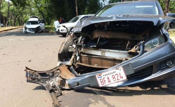 Varios lesionados en violento choque de vehiculos