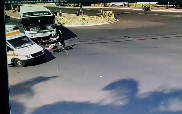 HOY / Brutal choque entre un ómnibus y un motociclista en Ciudad del Este
