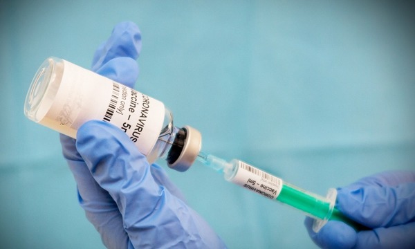 Salud asegura que no se jugará por la primera vacuna anti-Covid-19