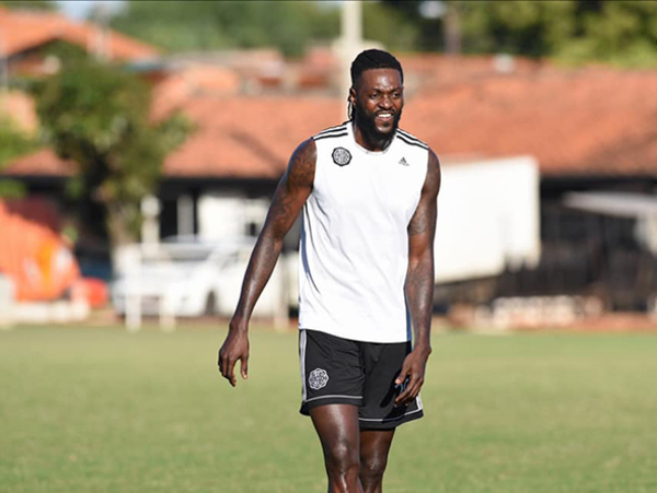 Representante de Adebayor reclama pago a Olimpia