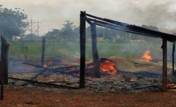 Quema de basura terminó con el incendio total de una vivienda