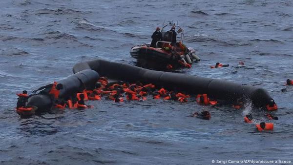 Al menos 74 migrantes muertos en naufragio ante costas libias - Noticiero Paraguay