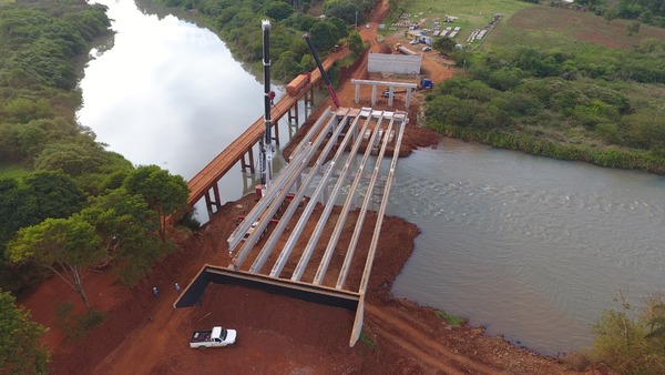 Finaliza montaje de vigas longitudinales del futuro puente sobre el río Monday