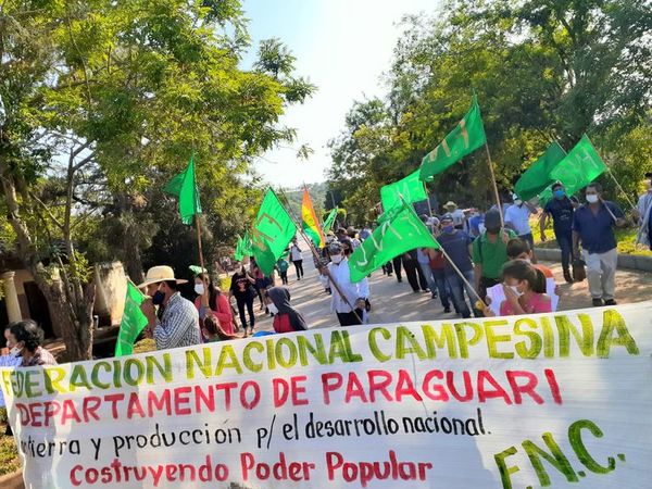 Productores de la FNC marcharon por calles de Paraguarí - Nacionales - ABC Color