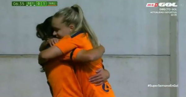 El espectacular gol 'maradoniano' de una jugadora que arrasa en las redes sociales - C9N