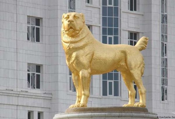 El presidente de Turkmenistán presentó la estatua dorada de su perro favorito