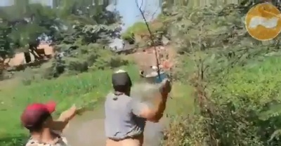 A gritos y piedrazos: Paseros se enfrentan a policías en la zona de Puerto Elsa » Ñanduti