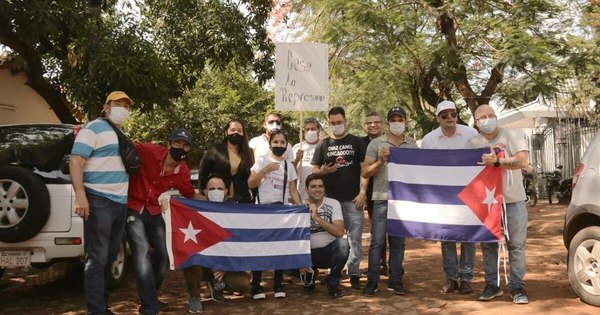 La Nación / Cubanos en Paraguay: “Nos manifestamos por los reprimidos y contra la dictadura de los Castro”