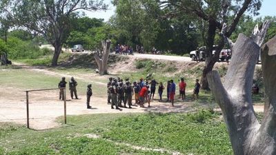 Enfrentamiento entre policías y paseros paraguayos en Clorinda - Mundo - ABC Color