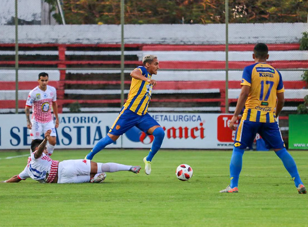 Fútbol paraguayo: Luqueño ganó con un golazo y Guaraní no pudo con dos hombres más