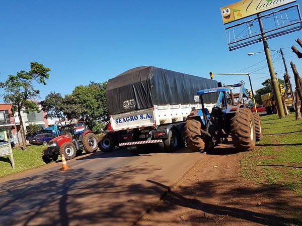 Tractorazo no respetó derecho de libre tránsito - ADN Paraguayo