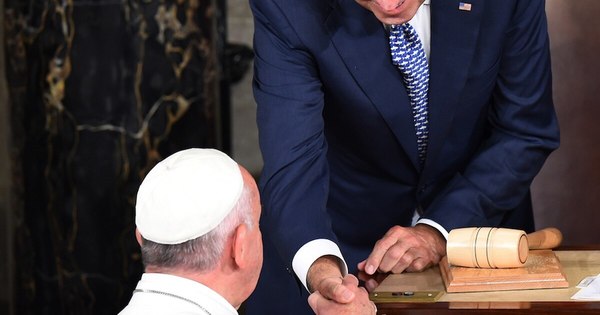 La Nación / Papa Francisco habló por teléfono con Joe Biden para felicitarlo
