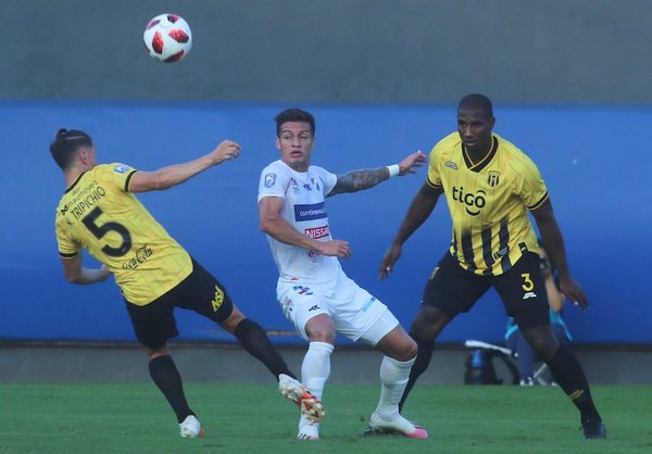Crónica / Vibrante empate entre tricolores y aurinegros